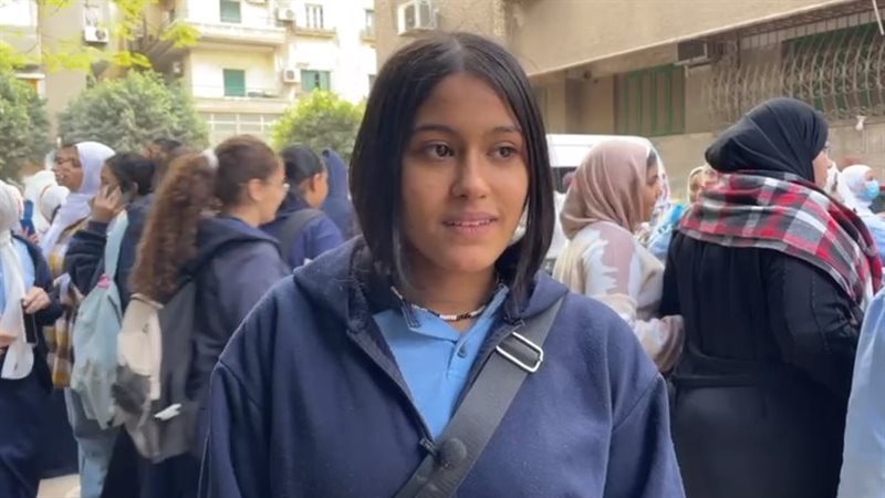 طالبة بالصف الأول