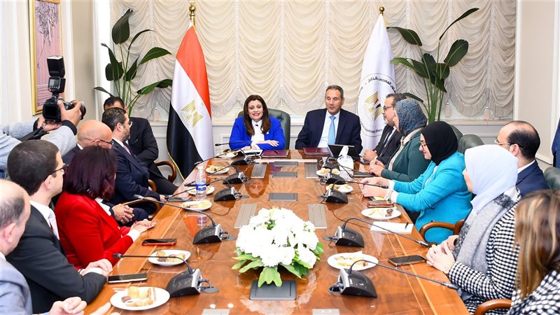 وزيرة الهجرة توقيع