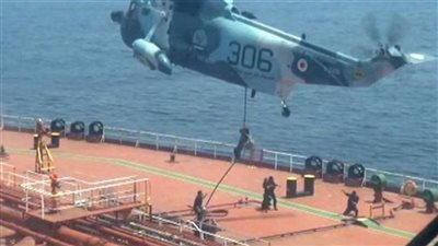 تزامنا مع قصف اليمن، البحرية الإيرانية تنشر فيديو لعملية سيطرتها على ناقلة نفط أمريكية ببحر عمان