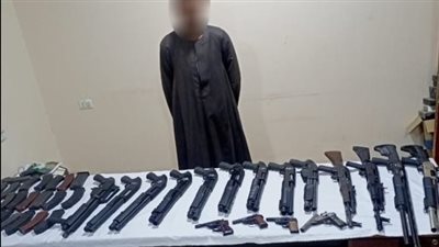 ضبط عنصر إجرامى بسوهاج بحوزته 17 قطعة سلاح نارى