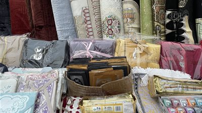 تبدأ من 50 جنيها، أسعار سجاد الصلاة بالأزهر باقتراب شهر رمضان (فيديو وصور)