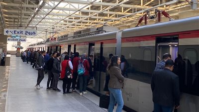 وزير النقل يتابع تشغيل القطار الكهربائي الخفيف 