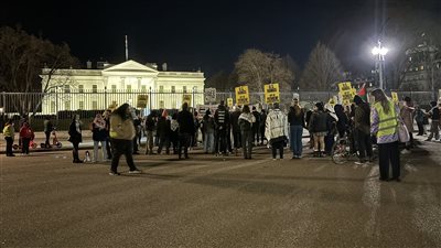 مظاهرة حاشدة أمام البيت الأبيض احتجاجا على القصف الأمريكي لليمن (فيديو)