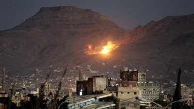 مسؤول عسكري بالحوثيين: الضربات الأمريكية البريطانية استهدفت قاعدة الديلمي الجوية 