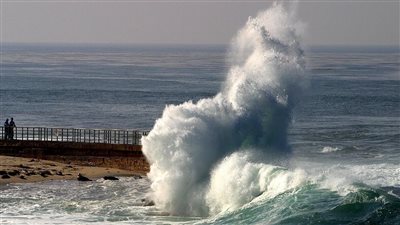 هل تم رصد نشاط زلزالي بالبحر المتوسط وما سر انحسار المياه؟ البحوث الفلكية يكشف ما يحدث (فيديو)