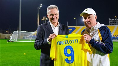 النصر السعودي يهدي قميصه الخاص لأساطير ريال مدريد (صور)