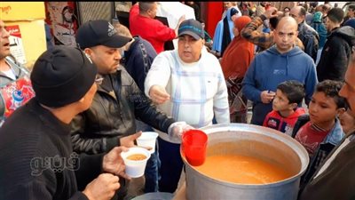  كل سنة الخير بيزيد، الحاج شريف يوزع 3 آلاف وجبة أسبوعيا على باب السيد البدوي (فيديو)