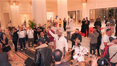 استقبال خاص لـ تامر حسني بعد وصوله إلي دبي برفقة ابنته الكبري (صور)