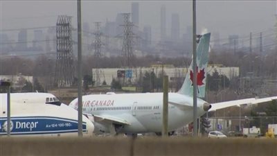 راكب يُلقي بنفسه من الطائرة !!