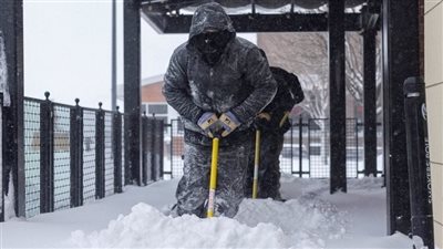 آلاف الأمريكيين في الظلام وتأجيل 7600 رحلة جوية، والسبب عاصفة شتوية