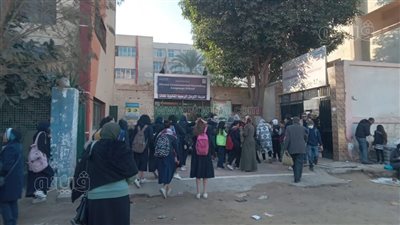 توافد طلاب الصف الثاني الثانوي بالجيزة والقاهرة على اللجان لأداء الامتحان إلكترونيا وورقيا