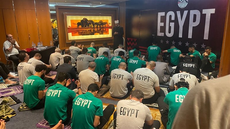 منتخب مصر يؤدي صلاح