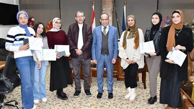 نائب رئيس جامعة قناة السويس يُكرم الطالبات الفائزات بمسابقة المراسل التليفزيوني والإذاعي (صور) 