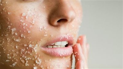وصفات طبيعية لتقشير الجسم وتنعيمه في زمن قياسي