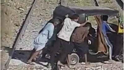 النقل تناشد المواطنين عدم إقامة معابر غير شرعية على قضبان السكك الحديدية