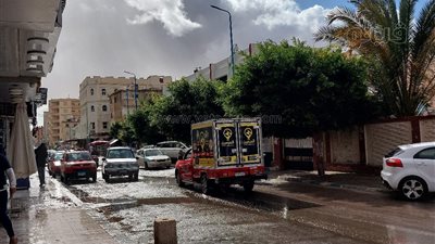 سقوط أمطار متوسطة على مرسى مطروح (فيديو وصور)