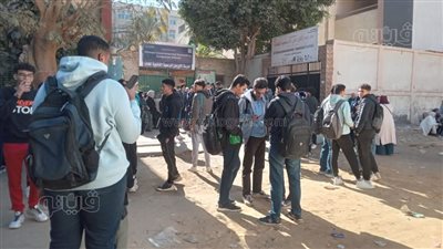 طلاب الصف الثاني الثانوي بالجيزة: امتحان العربي سهل بس النحو صعب 