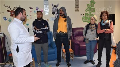 وفد متعدد الجنسيات يدعم مرضى السرطان بـ أورمان الأقصر (صور)