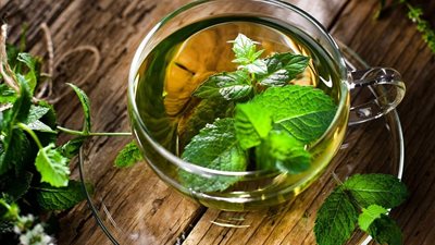 فوائد النعناع المغلي، يعزز صحة الفم ويحمي من أمراض القلب والسرطان 