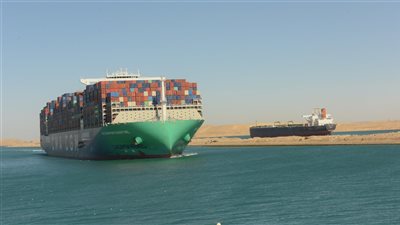 استمرار حركة الملاحة بقناة السويس وعبور 44 سفينة من الاتجاهين (صور) 