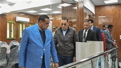 وزير التنمية المحلية يتفقد مركز سيطرة الشبكة الوطنية للطوارئ بالديوان العام في الشرقية 