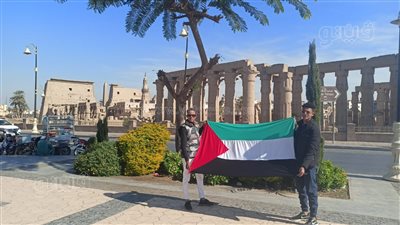 من الأقصر هنا فلسطين، القضية حاضرة بجلسات فوتوسيشن على الكورنيش والمعبد (صور)