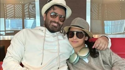 ابنته تاليا الـ DJ، موقف طريف يجمع تامر حسني بإحدى الفتيات بحفله في دبي (فيديو)