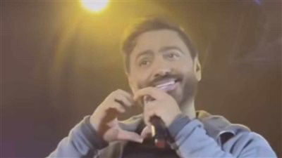تامر حسني يشعل حفل دبي ويفاجئ الجمهور بالنزول من المسرح (صور)