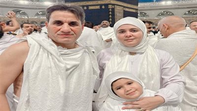 أحمد شيبة وأسرته يحتفلون بشهر رجب بأداء العمرة