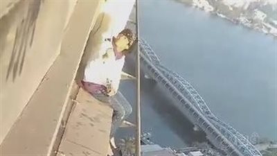 اللحظات الأخيرة قبل سقوط فتاة من الطابق الـ 26 بفندق شهير في وسط البلد (صور)