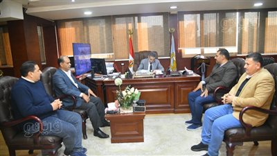 محافظ الغربية يناقش مشروعات الرصف والتطوير بطنطا