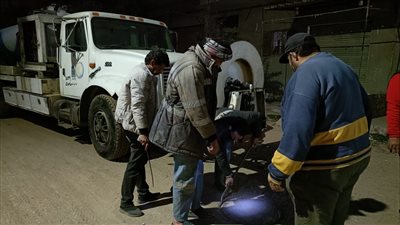 رفع مياه الصرف الصحي المتراكمة بقرية الحجاز في الإسماعيلية (صور) 