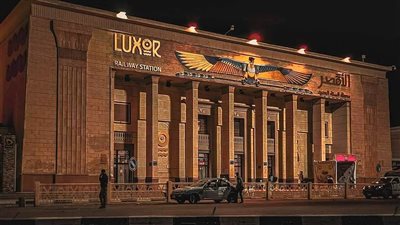 نزلت أثناء تحركه، تفاصيل مصرع سيدة أسفل عجلات القطار بمحطة الأقصر