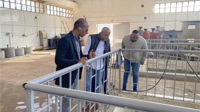 نائب رئيس هيئة المجتمعات العمرانية يتفقد منظومة الصرف الصحي بالقاهرة الجديدة 