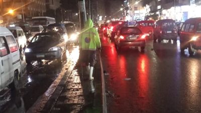 عمال الصرف الصحي بالإسكندرية يواصلون رفع تراكم مياه الأمطار 