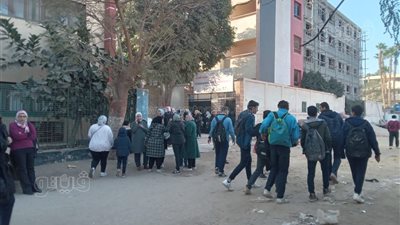 طلاب الصف الأول الثانوي بالقاهرة يؤدون امتحاني اللغة العربية والكيمياء