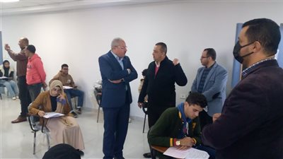 رئيس جامعة قناة السويس يتفقد سير الامتحانات داخل الكلية المصرية الصينية (صور)