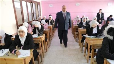 وكيل تعليم الوادي الجديد ومديرو الإدارات يتفقدون سير امتحانات النقل الثانوي باللجان (صور)