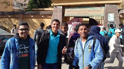 طلاب ثانية ثانوي بالأقصر عن امتحانات اللغة العربية والكيمياء والجغرافيا: سهلة جدا (بث مباشر)