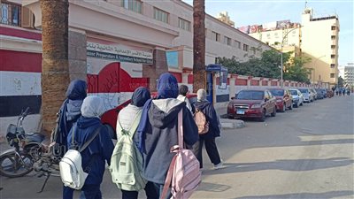 طلاب الصف الثاني الثانوي بالأقصر يؤدون امتحانات اللغة العربية والكيمياء والجغرافيا (بث مباشر)