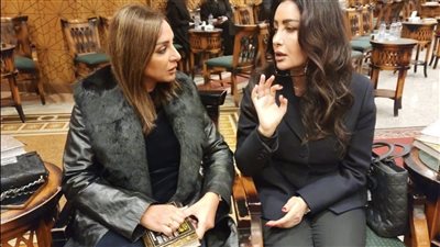 بعد عزاء والدتها، لطيفة توجه رسالة إلى نجوم الوسط الفني