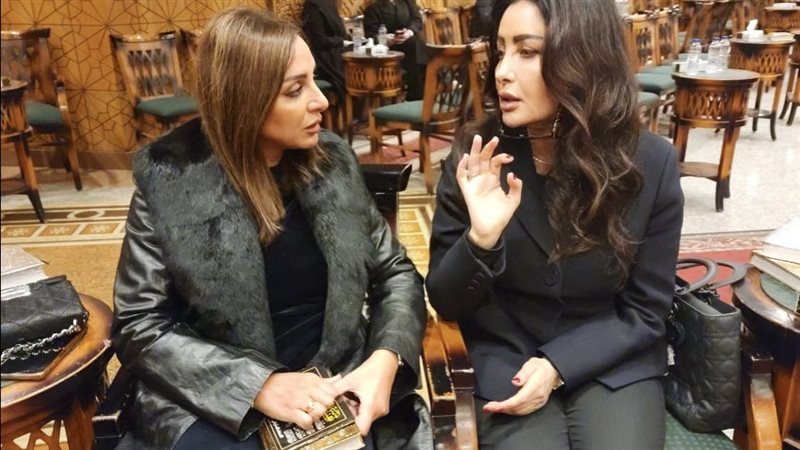 أنغام تقدم واجب العزاء
