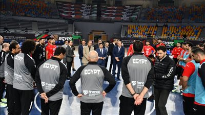 أشرف صبحي يؤازر لاعبي منتخب اليد قبل مواجهة غينيا بافتتاح أمم أفريقيا