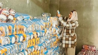 ضبط 5 أطنان سكر معبأ ناقص الوزن بأحد المخازن غير المرخصة خلال حملة بالإسماعيلية (صور)