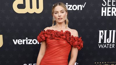 مارجو روبي تتألق بفستان مستوحى من Barbie في حفل جوائز اختيار النقاد (صور)