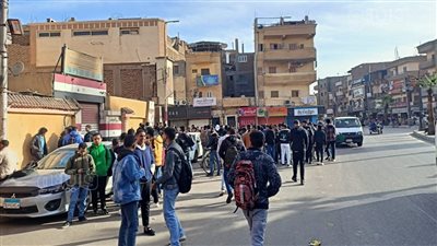 بدء توافد طلاب أولى ثانوي لتأدية امتحانات الفيزياء والفلسفة والمنطق في الأقصر (فيديو)
