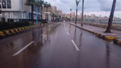 سقوط أمطار متوسطة إلى غزيرة على الإسكندرية (صور)