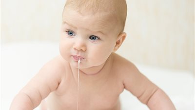 أسباب وعلاج ارتجاع المريء لدى الرضع والأطفال