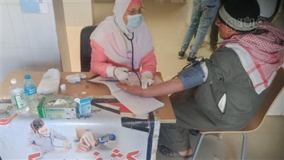 كشف وعلاج بالمجان لـ1302 حالة مرضية في قافلة طبية مجانية ببني سويف