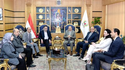 رئيس جامعة المنصورة يستقبل وفد مانشستر لطب الأسنان